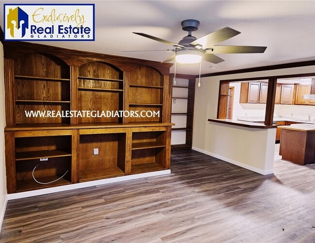 Building Photo - Pet Friendly Fresh 3 bed 2 bath with fully fenced yard