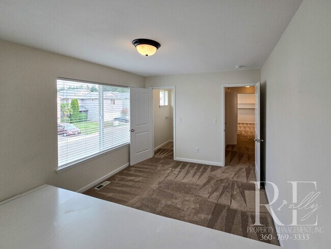 Foto del edificio - Spacious Port Orchard Home with Garage, Fu...