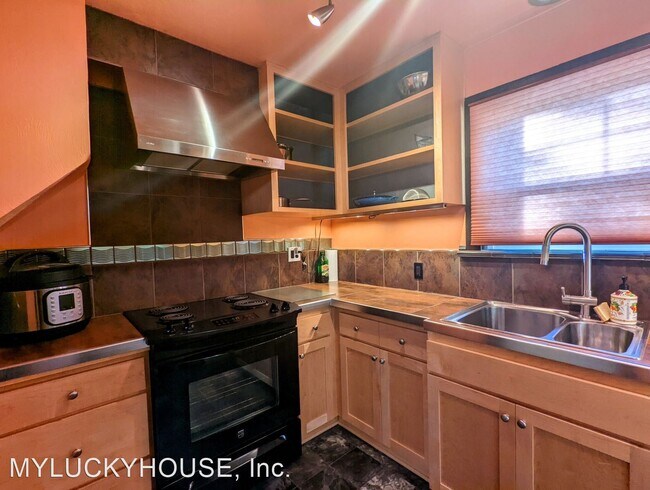 Building Photo - 2 br, 1 bath House - 730 Van Buren Street