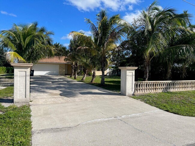 Foto del edificio - 6680 Hillside Ln
