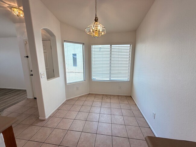 Foto del edificio - 3 X 2 W/Den *ALL Appliances* **Corner Lot!! with New Paint & Carpet