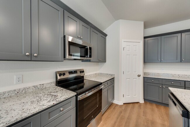 Foto del edificio - Your Next Chapter Starts in This Silver Leaf Beauty