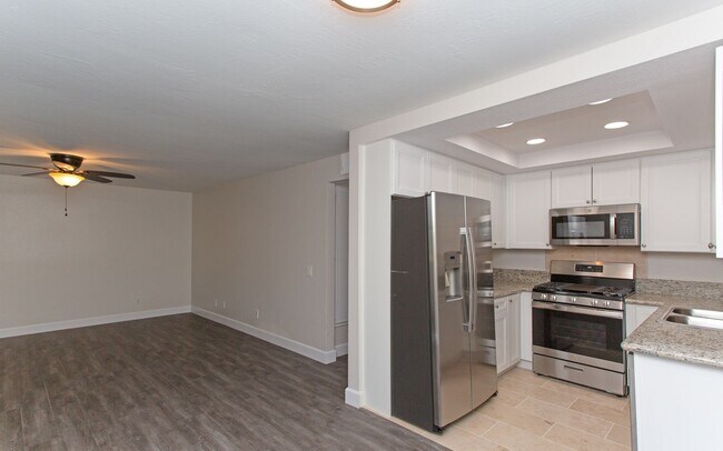 Building Photo - Downstairs End Unit 2 Bedroom Condo in Oceanside!