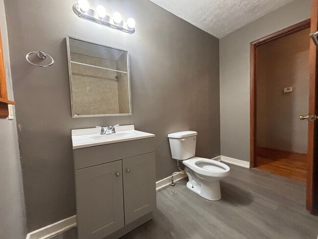Building Photo - DUPLEX! 2 Bedroom 1 bath with Garage!