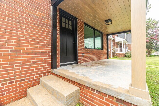 Building Photo - 1104 E Martin St