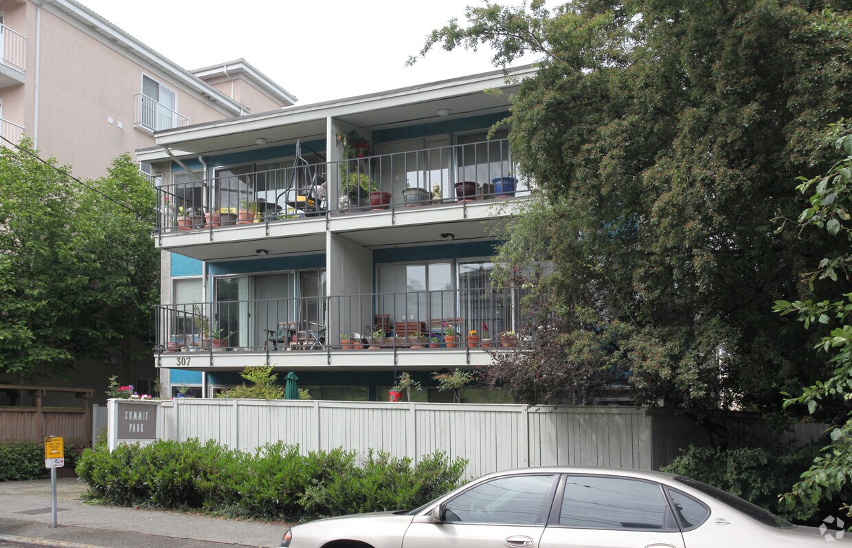 Primary Photo - 307 Summit Ave E