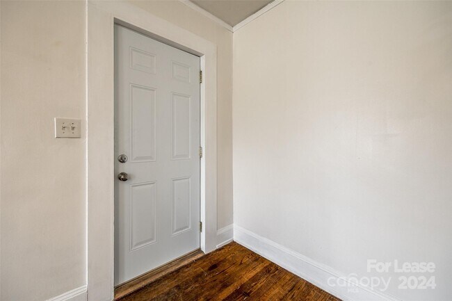 Building Photo - 460 Arch Dr