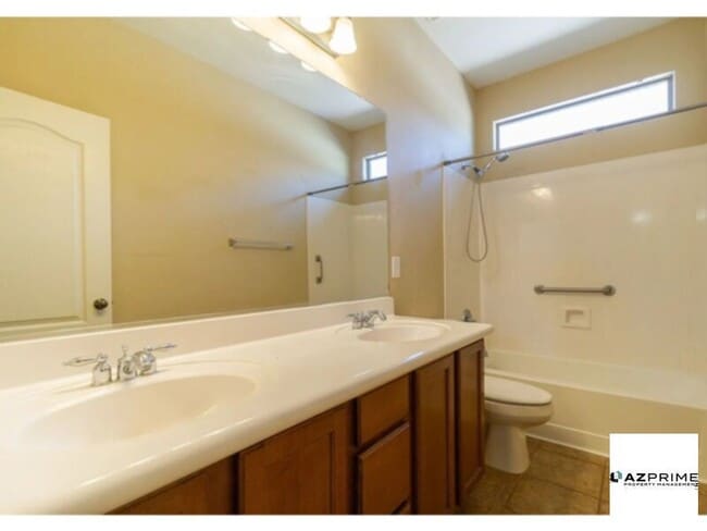 Building Photo - Gorgeous Apartment