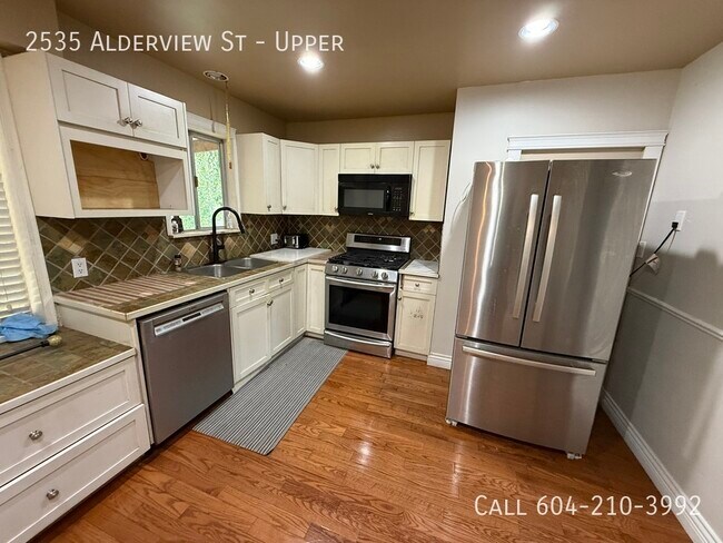 Building Photo - Spacious Upper in East Abbotsford