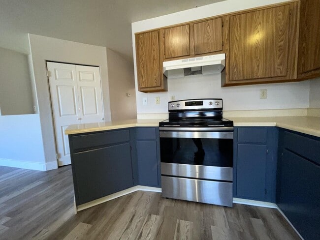 Building Photo - 2 bed 2 bath central location.