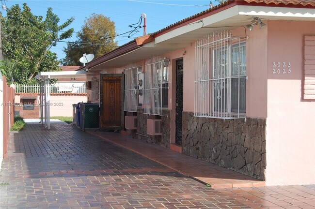 Foto del edificio - 2025 SW 5th St