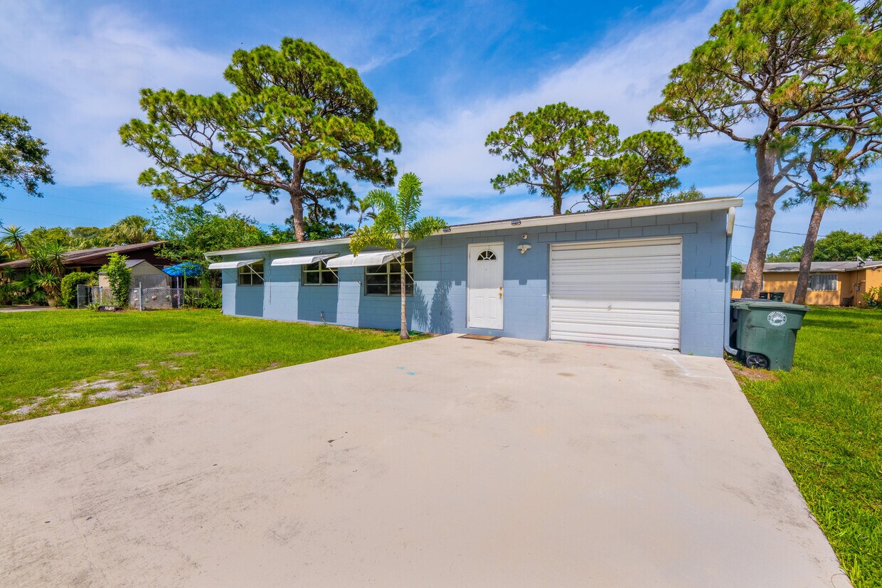Primary Photo - 3046 Oleander Blvd