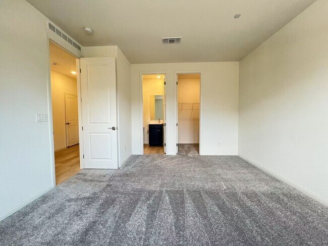 Building Photo - Wonderful 3-story single house in Kestrel ...