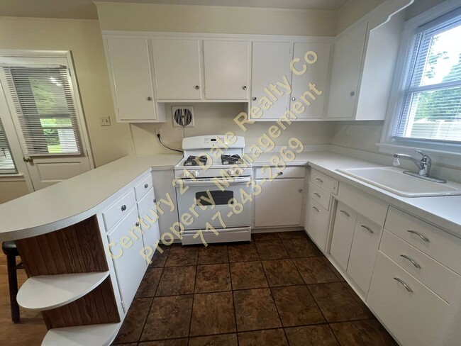 Building Photo - 2 BR Rancher in York Suburban Schools with a flat yard