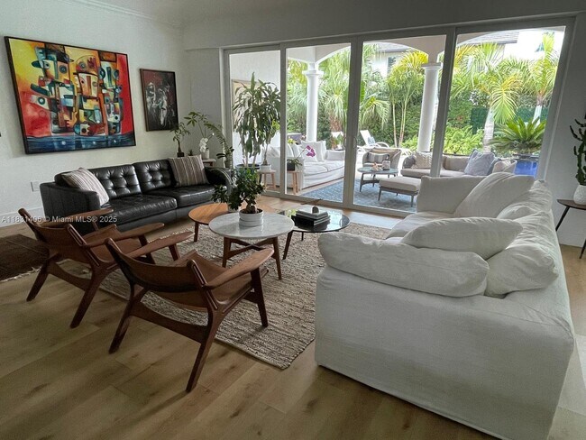 Foto del edificio - 678 Woodcrest Rd