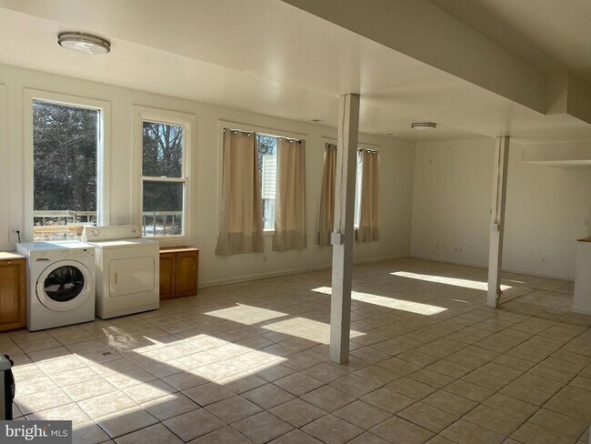 Foto del edificio - 856 Spriggs Rd
