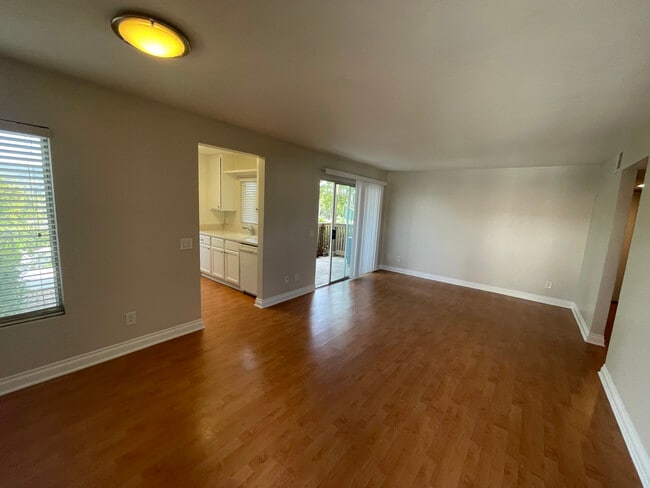 Building Photo - 854 S Rancho Santa Fe Rd