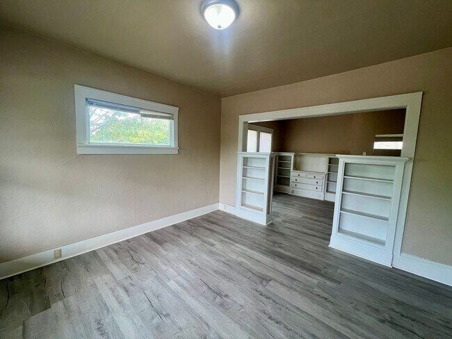 Foto del edificio - 875-879 Donnelly Ave