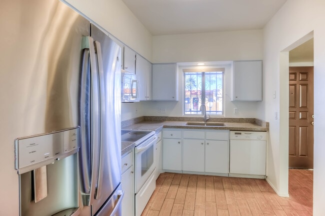 Cocina - 982 S Pantano Rd