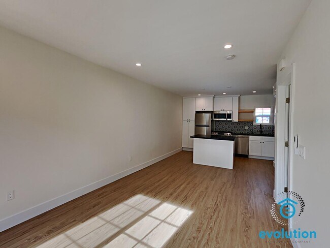 Foto del edificio - 3831-3835 Third Avenue - 3835 Third Ave Apt 3