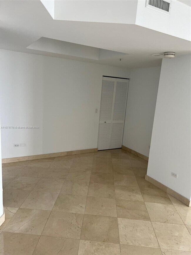 Building Photo - 848 Brickell Key Dr