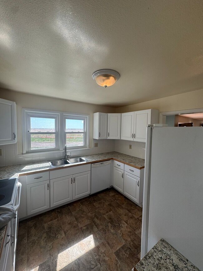 Foto del edificio - 3-Bedroom Home in Akron