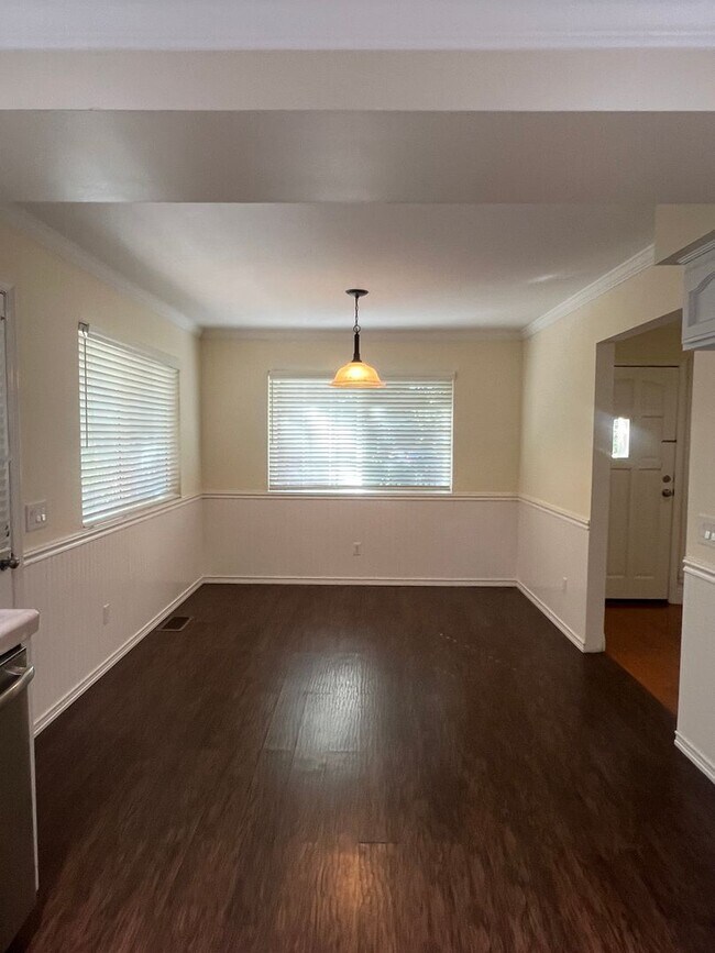 Building Photo - SPACIOUS 4 BEDROOM HOME!