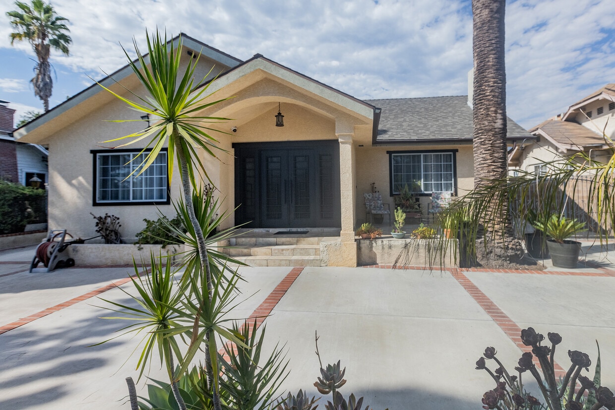 Primary Photo - 1545 E Orange Grove Blvd