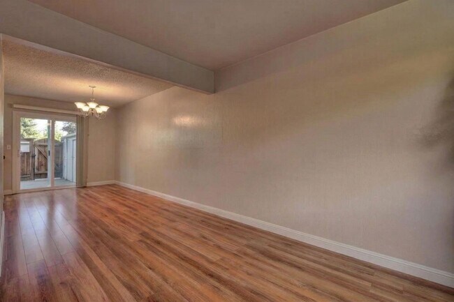 Foto del edificio - Modern 2-Bedroom Townhome in Peaceful Redwood Community