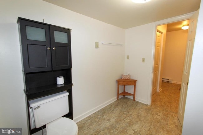 Building Photo - 652 Mill Ln
