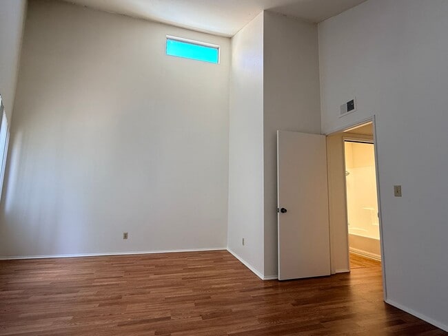 Building Photo - Bright 2 Bedroom Condo with Fireplace, Washer/Dryer, 2-Car Garage & Prime Central San Diego Location