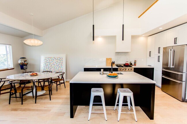 Building Photo - Fully Renovated Modern 4 Bedroom Home in R...