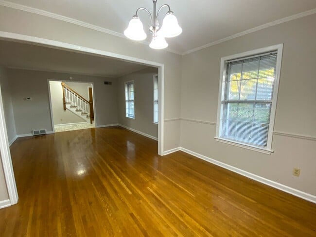 Building Photo - 5 bed, 2 bath home in East Memphis near Qu...