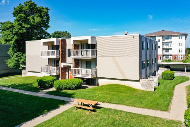 Building Photo - Robin Oaks