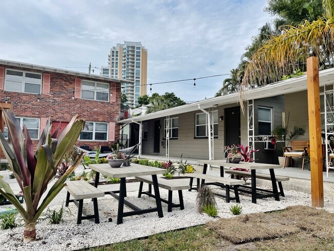 Building Photo - 656 Beach Dr NE