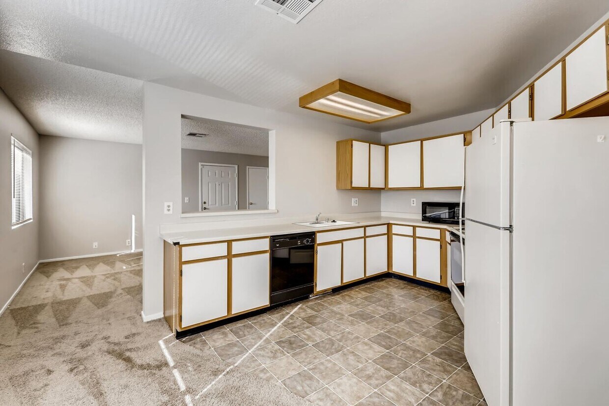 Foto principal - Stunning 2 Bedroom 2 Bath 2nd story condo
