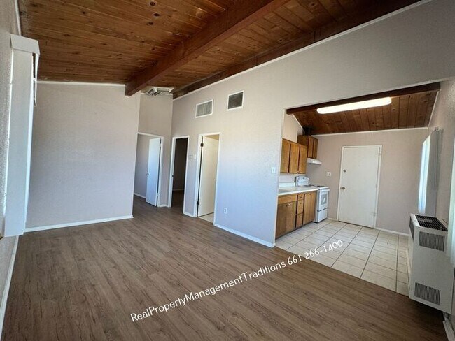 Foto del edificio - Charming 2 + 1 Duplex in Rosamond
