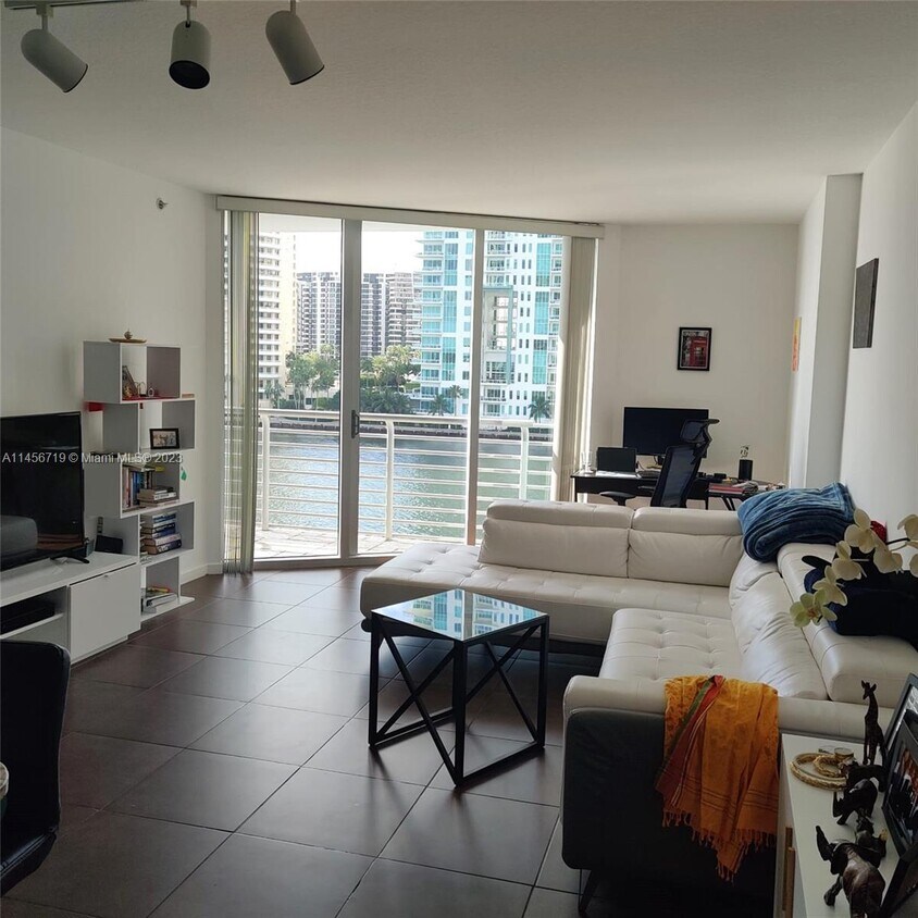 Foto del edificio - 325 S Biscayne Blvd