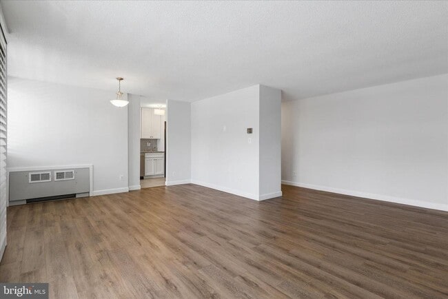 Building Photo - 1301 S Arlington Ridge Rd