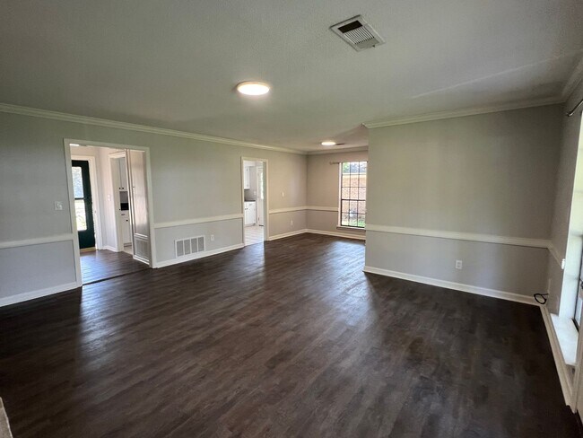 Building Photo - Forest Hills Home
