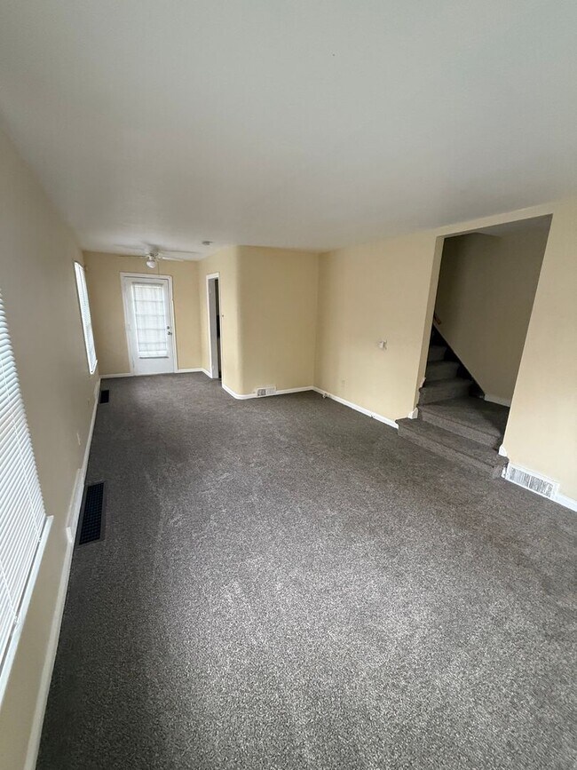 Building Photo - New 2 bed Duplex Listing!