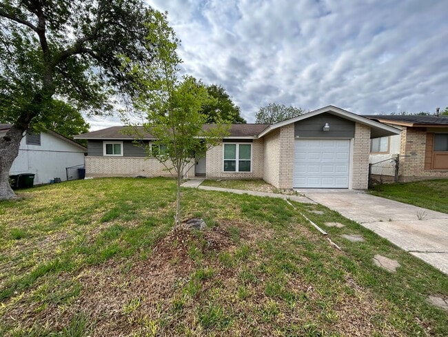 Building Photo - **PENDING APPLICATION** COMING SOON! Beaut...
