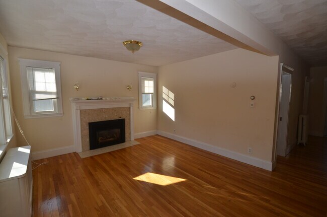 Building Photo - 472 Pleasant St