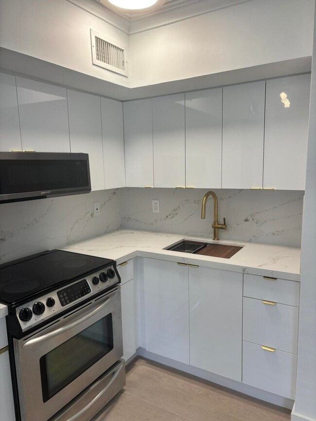 Building Photo - 924 SE 2nd St