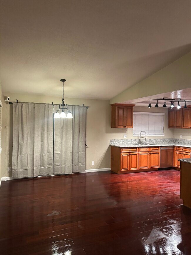 Foto del edificio - 5200 Roseana Ct