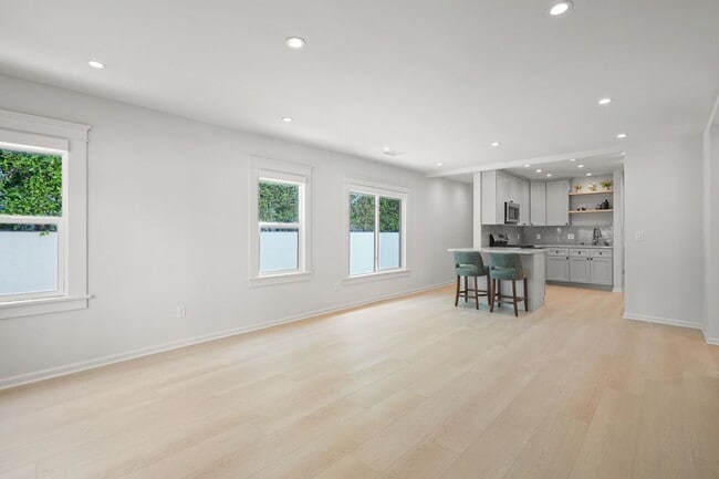 Building Photo - 619 Westmount Dr