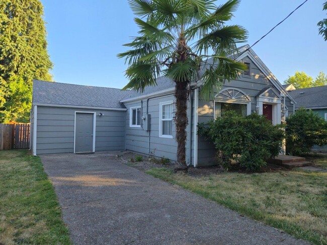 Building Photo - Three Bedroom with Fenced Backyard and Shed