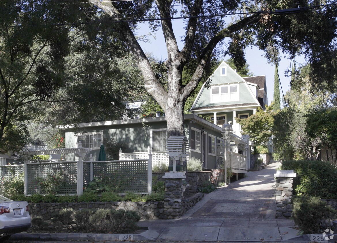 Primary Photo - 225 Massol Ave
