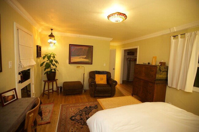 Building Photo - Furnished Home in Quaint JC Neighborhood!