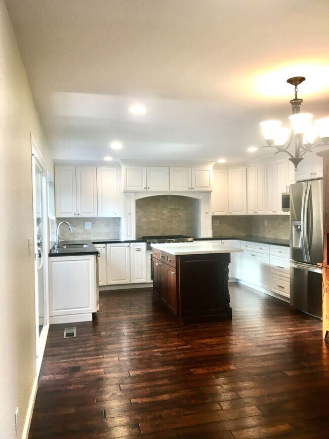 Foto del edificio - Spacious 4BD/2BA Single Family Home in Union City with Lots of Natural Light and Easy Freeway Access
